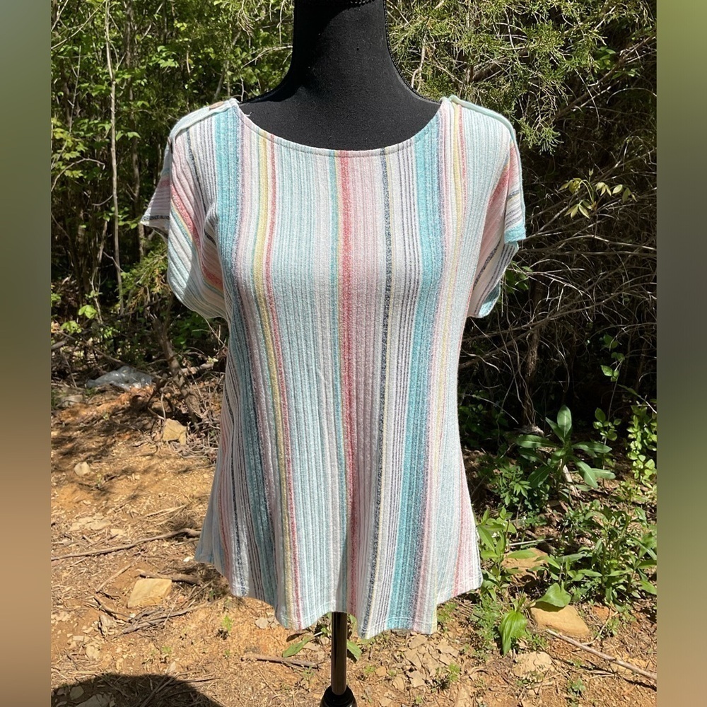 Above and Beyond top. Short sleeve Size S.